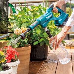 Makita DHW180Z Akku-Druckreiniger 18V • 24 bar • 318 l/h Leichter handgeführter Druckreiniger wahlweise mit 8 oder