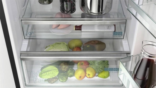 Siemens KG49NSBBF IQ700 Kühl-Gefrierkombination 203 x 70 cm, Schwarz Tür aus schwarzem, satinierten Glas