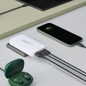 Hama 201976 Schnellladegerät, 2x USB-C, 1x USB-A, flaches Mini-Ladegerät, PD, 65 W, Weiss