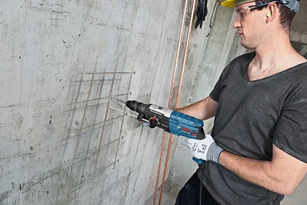 BOSCH Professional GBH 2-28 F Bohrhammer mit SDS plus 3,2 J SDS-Plus-Aufnahme, Inkl. 3 x Bohrer & Meißel