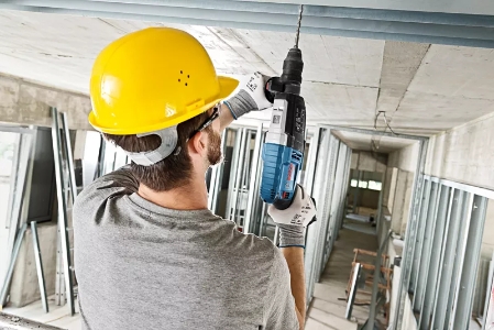 BOSCH Professional GBH 2-28 F Bohrhammer mit SDS plus 3,2 J SDS-Plus-Aufnahme, Inkl. 3 x Bohrer & Meißel