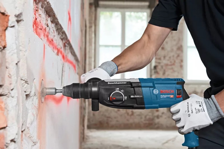 BOSCH Professional GBH 2-28 F Bohrhammer mit SDS plus 3,2 J SDS-Plus-Aufnahme, Inkl. 3 x Bohrer & Meißel